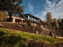 Horská chata ve svahu