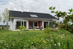 moderni-jednopodlazni-drevostavba-myty-o-drevostavbach-zahrada