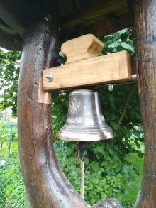  Bronzov&yacute; zvon s kovanou konzol&iacute;