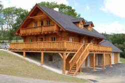 Při stavbě tohoto srubu bylo použito přibližně 70 m3 Termo-konopí jako mezikrokevní izolace, izolace střešního pohledu, podlah, stropů a příček v nadzemním podlaží. FOTO IZOLACE KONOPÍ CZ