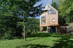 masivni-panelova-drevostavba-ve-svahu-uvodni