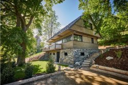 Horská chalupa mezi stromy