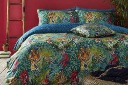 interier-loznice-postel-barevne-povleceni-motiv-jungle-bambusovy-rebrik