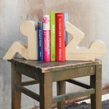 Zar&aacute;žka do knihovny z masivn&iacute;ho dřeva a barevn&eacute; textiln&iacute; kabely od firmy Domesi&nbsp;