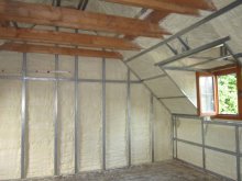 Zateplen&iacute; stř&iacute;kanou izolačn&iacute; pěnou Icynene&reg; od firmy Chytr&aacute; izolace&reg;&nbsp;