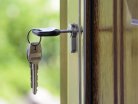 drevoastavby-hypoteka-dvere-klic