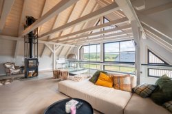 jak-zaridit-interier-srubu-ci-roubenky-v-modernim-minimalistickem-stylu-uvodni