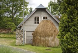 DrevoaStavby.cz Neviditelná sauna v podobě kupky sena