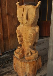 Dřevěn&aacute; socha sovy vysok&aacute; 130 cm vyřezan&aacute; motorovou pilou ze smrkov&eacute;ho kmene od firmy Sruby Pac&aacute;k