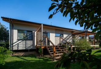 Prizemni drevostavba_s_vyhledem_na_goticky_kostel_1