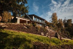 Horská chata ve svahu