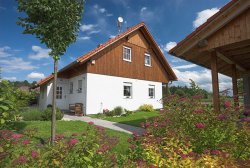 drevostavba-sedlova-strecha-vchod-zahrada-haas-fertigbau