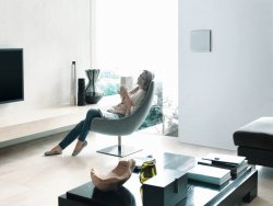 Zehnder ComfoSpot50_Wohnzimmer_Frau_Titel_Print