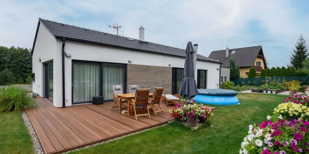 Jednoduchá a moderní dřevostavba na klíč splňuje nároky na bydlení mladé rodiny