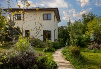 DrevoaStavby.cz Patrová dřevostavba mezi paneláky 