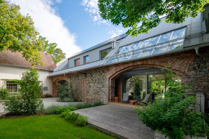 Stoleté stodole vdechla nový život moderní dřevostavba