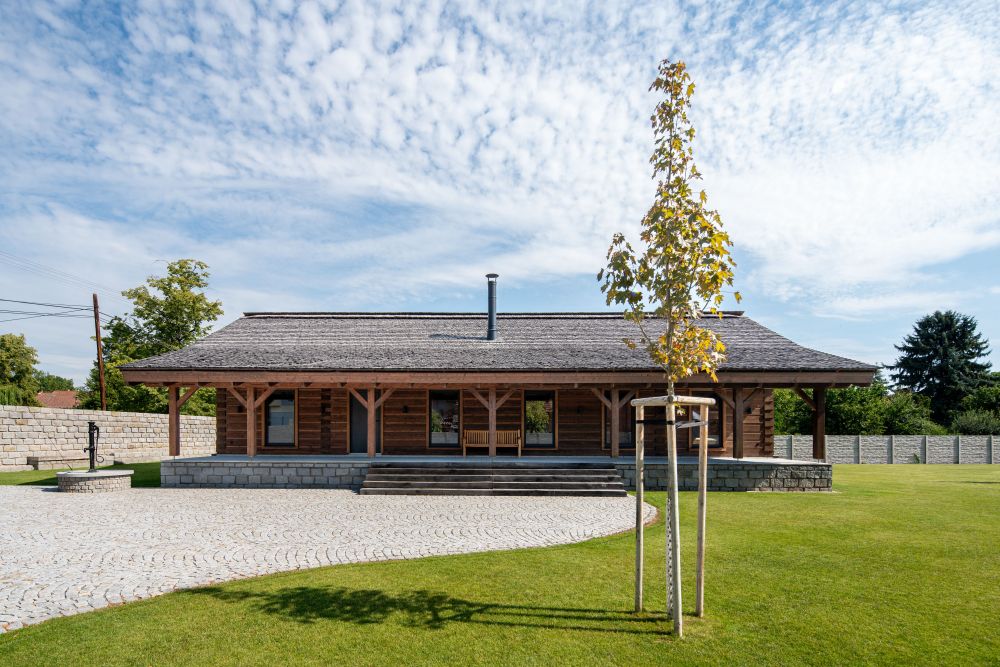 Zrcadlová roubenka na soutoku