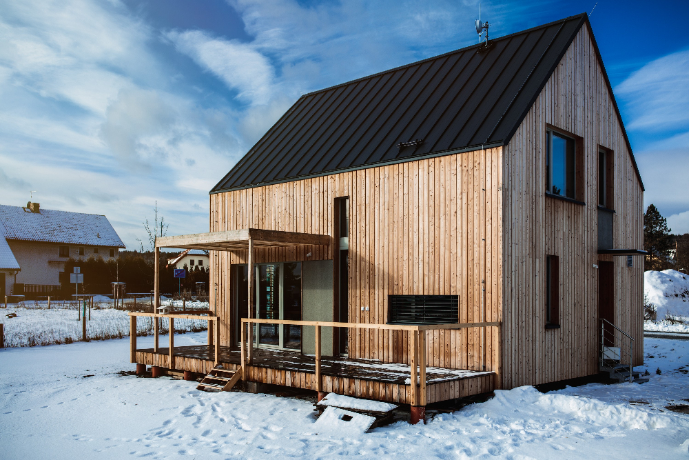 Moderní vícepodlažní dřevostavba, dřevěná fasáda