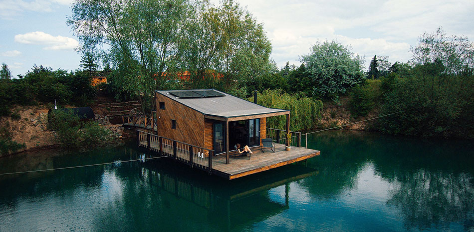 HLAVN&Iacute; V&Yacute;HRA&nbsp; -  Vyzkou&scaron;ejte si pobyt v dřevostavbě na vlastn&iacute; kůži!  Noc pro 2 osoby na houseboatu v Z&aacute;toce P&iacute;sn&iacute;ku  <br /><br /><br href=