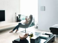 Zehnder ComfoSpot50_Wohnzimmer_Frau_Titel_Print