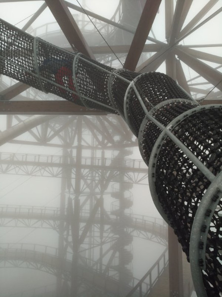 horolezci na stezce v oblacích