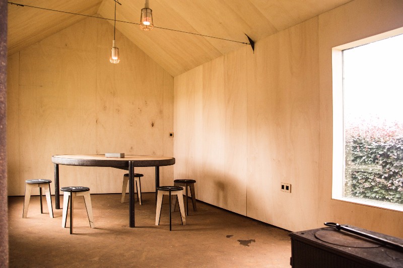 Dům je postaven jako prostoro pro setkávání a společnou práci