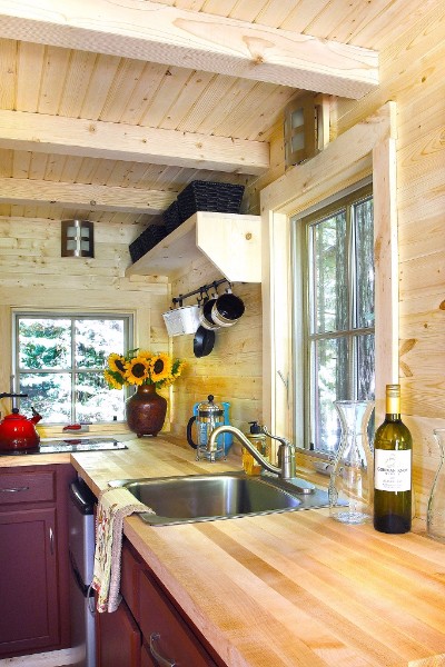 mobiln&iacute; mini dům interi&eacute;r kuchyně