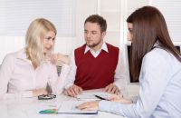 Mlad&iacute; Če&scaron;i si půjč&iacute; půl miliardy ročně - na chalupy!