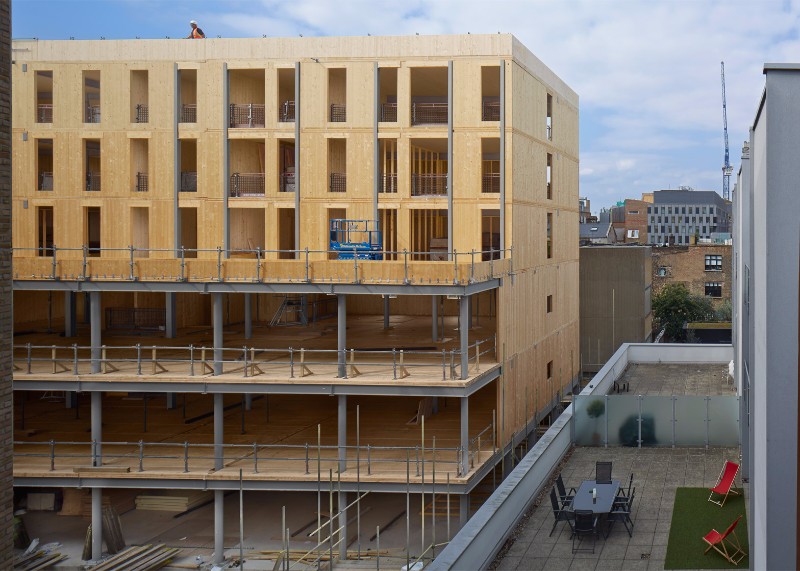 Stavba dřevěného domu z CLT panelů v Londýně.