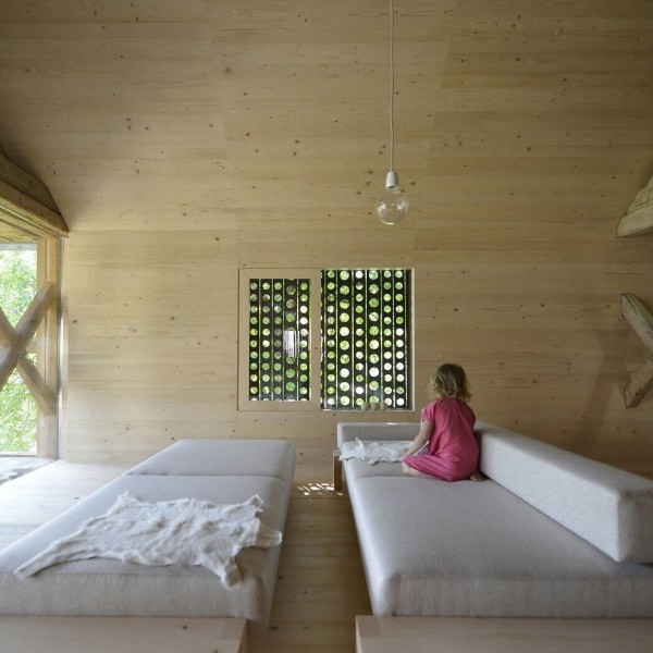 Dřevěný challet vytvořený ze stodoly - int 2