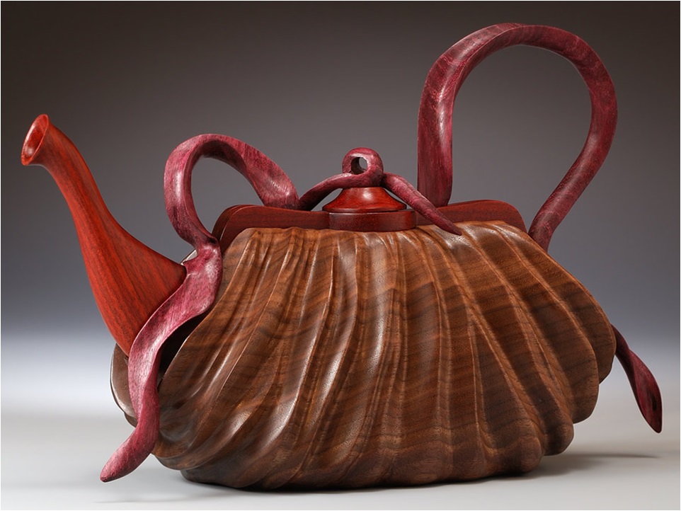 uměleck&eacute; předměty ze dřeva - kabelka jako konvička