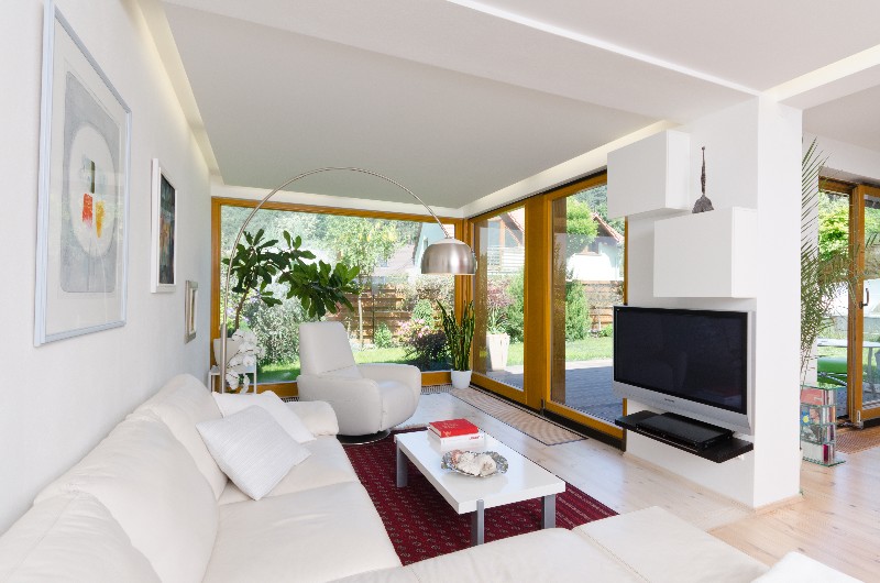 Z hlediska ideální dispozice pamatujeme především na klasické zásady – televizi neumisťujeme proti oknu, pohovka by od obrazovky měla být vzdálená zhruba 2,5násobek úhlopříčky a nestavíme pohovku zády ke dveřím, v ideálním případě ani zády k oknu, protože nemáme-li vizuální přehled o celé místnosti a všech možných vchodech a východech, nedokážeme se úplně uvolnit.