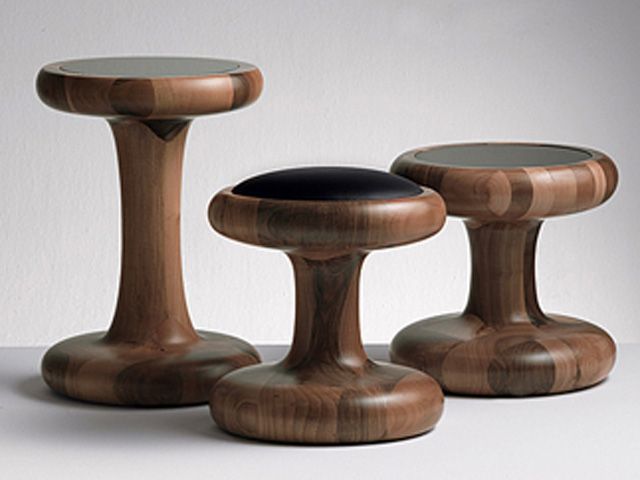 dřevěn&eacute; stolečky z tmav&eacute;ho ořechov&eacute;ho dřeva