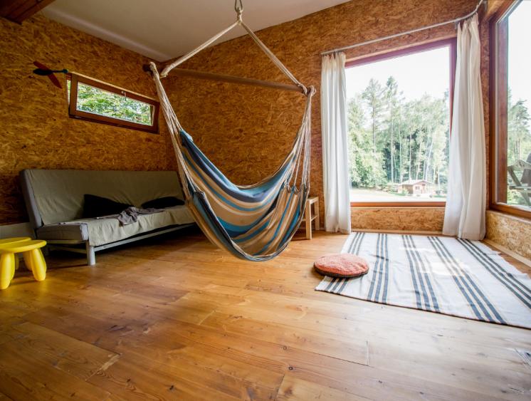 OSB desky v interi&eacute;ru dřevostavby