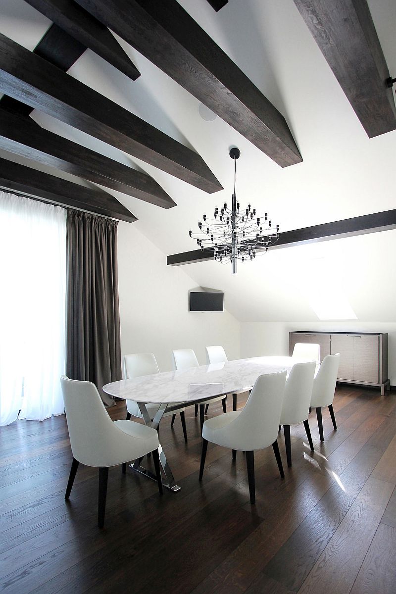 interier-podkrovi-jidelna-drevene-tramy-drevena-podlaha