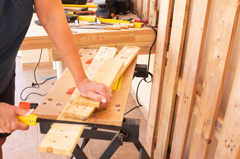 nabytek-z-drevenych-palet-rezani