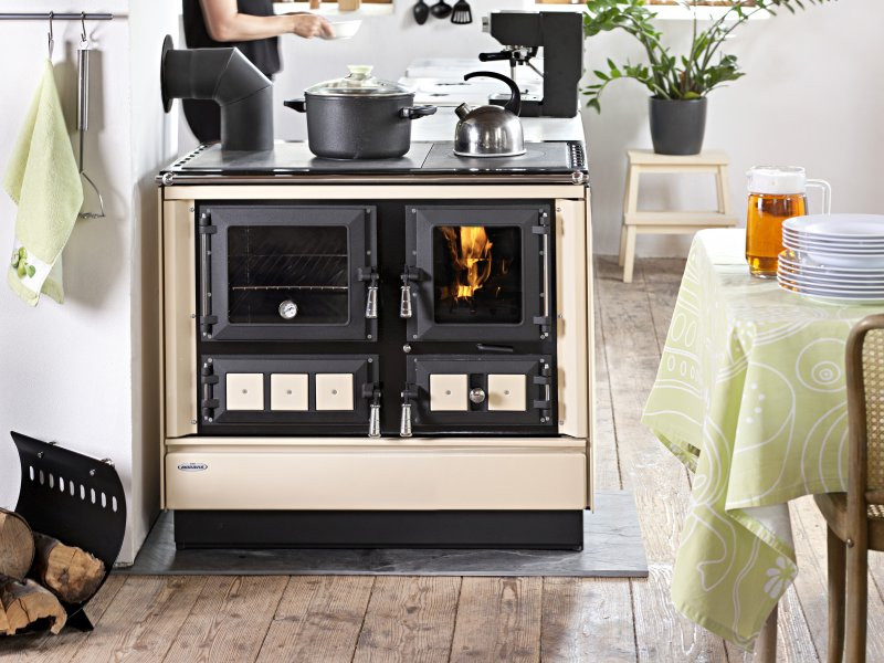 01 sporák a interiér masivní dřevostavby