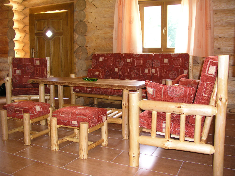 masivn&iacute; n&aacute;bytek z kulatiny v dřevostavbě