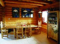 dřevěn&yacute; n&aacute;bytek interi&eacute;r srubu