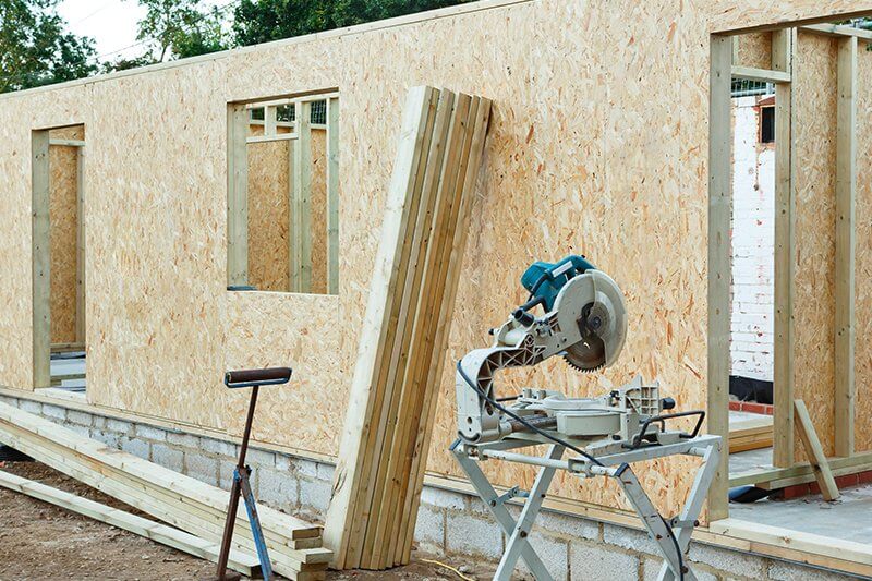 osb-desky-drevotriskove-desky-stavba-drevostavby-konstrukce-steny-domu-kotoucova-pila