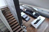 dřevěn&eacute; schodi&scaron;tě interi&eacute;r podkrov&iacute;