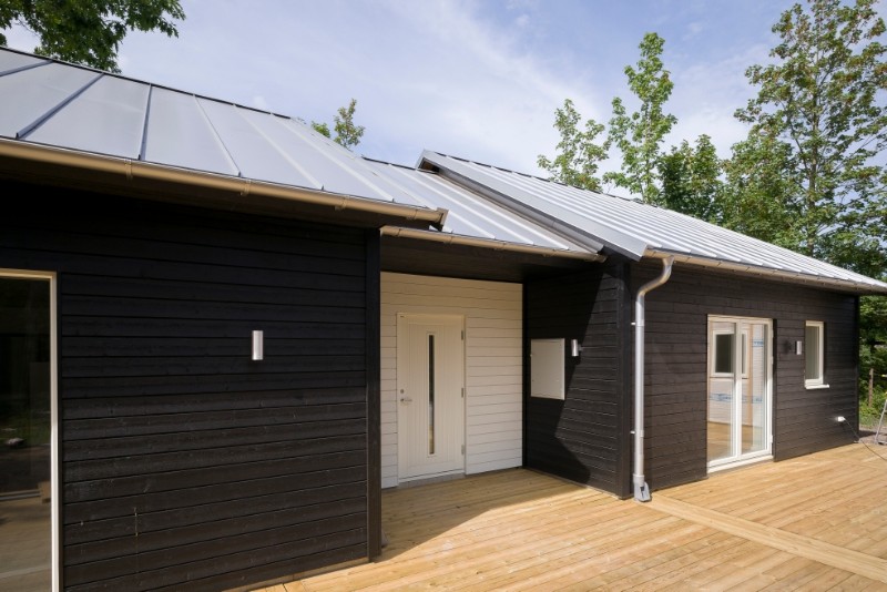 přízemní dům - plechová střecha