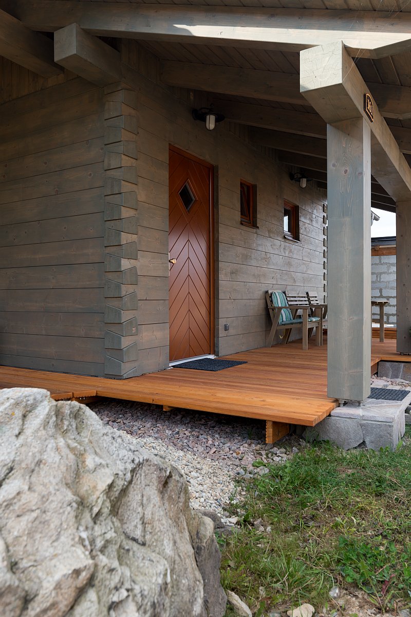 navsteva-drevostavby-masivni-roubenka-z-21-stoleti-ok-pyrus-exterier-terasa-dekorativni-skala