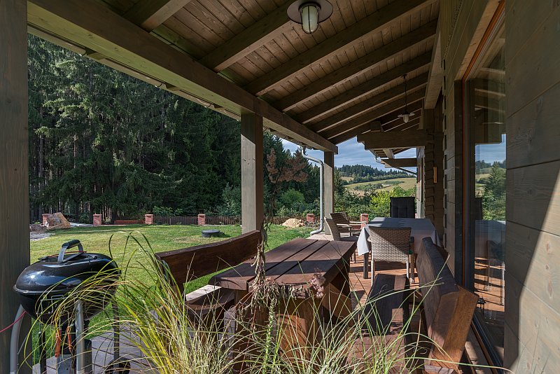 navsteva-drevostavby-masivni-roubenka-z-21-stoleti-ok-pyrus-exterier-terasa