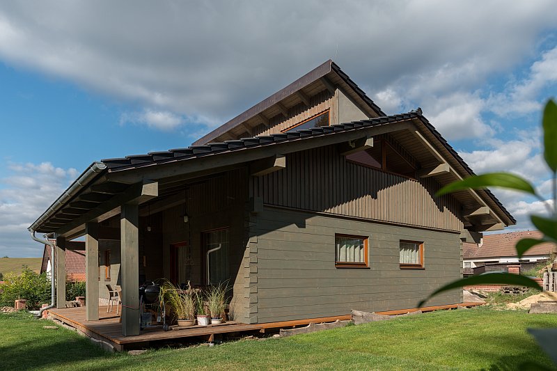 navsteva-drevostavby-masivni-roubenka-z-21-stoleti-ok-pyrus-exterier-zahrada-terasa