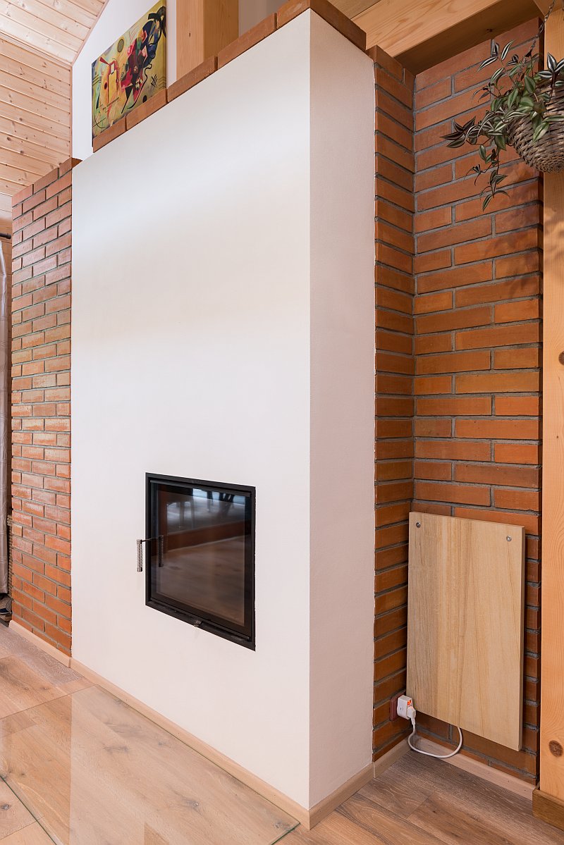 navsteva-drevostavby-masivni-roubenka-z-21-stoleti-ok-pyrus-interier--krbova-vlozka