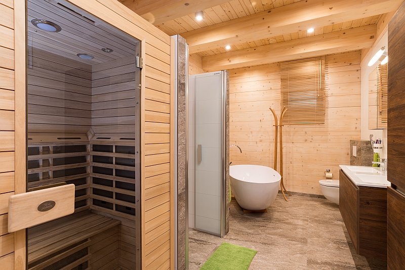 navsteva-drevostavby-masivni-roubenka-z-21-stoleti-ok-pyrus-interier-hlavni-obytny-prostor-koupelna-sauna