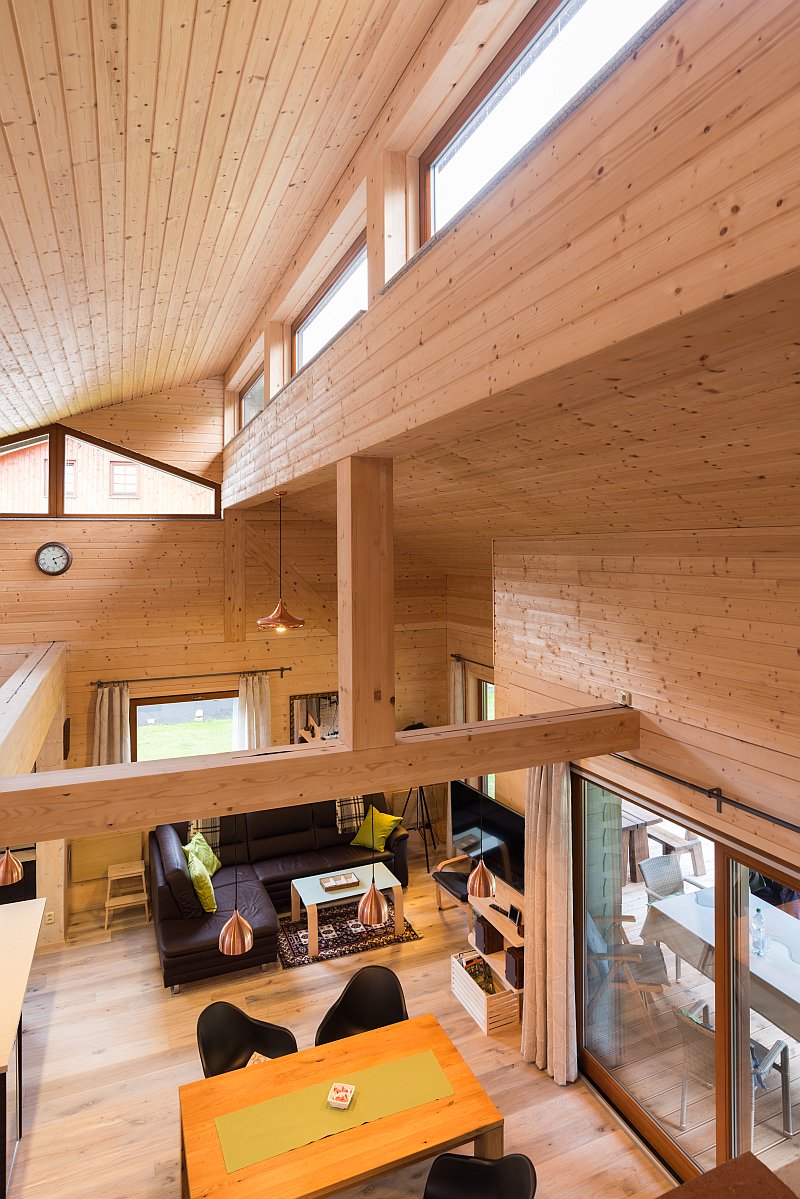 navsteva-drevostavby-masivni-roubenka-z-21-stoleti-ok-pyrus-interier-hlavni-obytny-prostor-pohled-shora