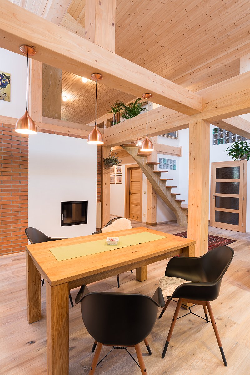 navsteva-drevostavby-masivni-roubenka-z-21-stoleti-ok-pyrus-interier-jidelni-stul