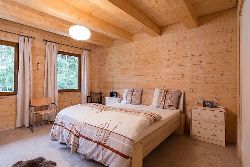 navsteva-drevostavby-masivni-roubenka-z-21-stoleti-ok-pyrus-interier-loznice